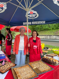 Kaffee und Kuchen mit Gertrud Maltz-Schwarzfischer (rechts) und Rosita Schottenloher (links)
